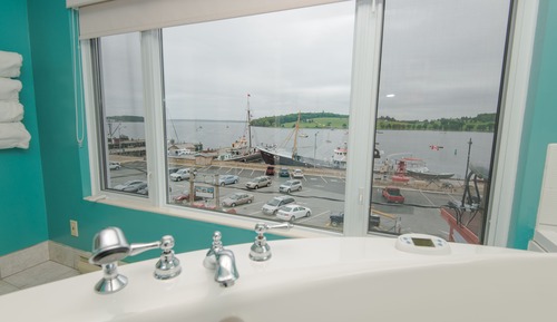 Room #4- Romance- Queen with hot  tub & ocean view 