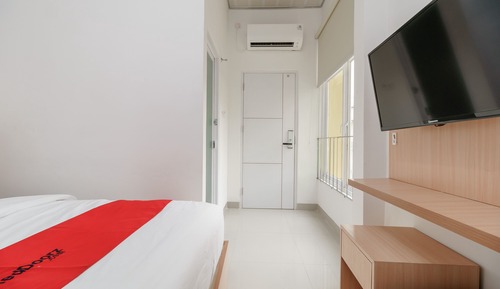 Double Room (RedDoorz)