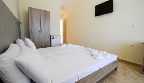 Economy Room, Poolside (semi-basement)