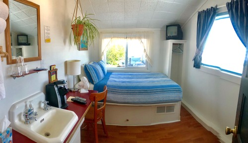 European Style Rm #7 (Shared Bath) (1 double bed, upstairs)