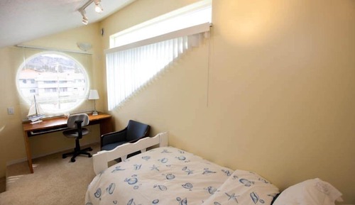 Bluffview Lodge #31 (Room with 1 Queen and 1 Twin, upstairs)