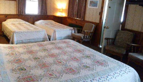 1 Queen Bed and 2 Twin Beds