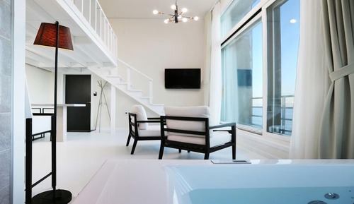 Room (402)