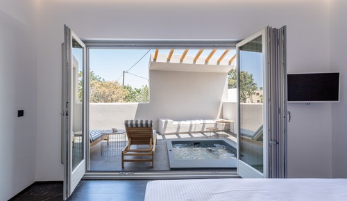 Gem Suite, outdoor hot tub