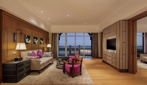 Deluxe Suite, 1 King Bed, Lake View