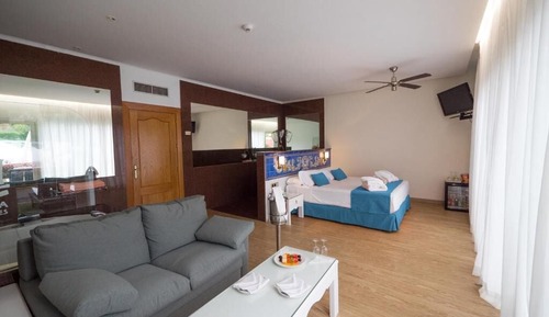 Junior Suite (3 Adults + 1 Child)