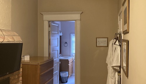 2E - Full bed, Private Bath