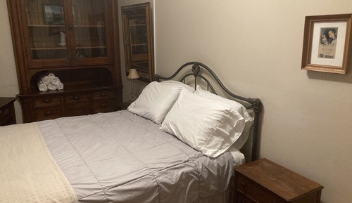 2B - Queen bed, Shared Bath