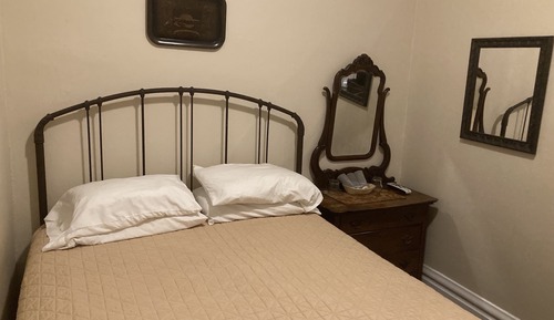 2C - Queen bed, Shared bath across the hall