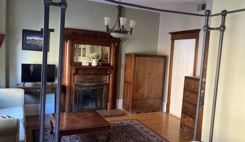 2A - Queen bed, Private bath across the hall