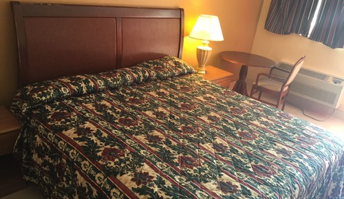 Standard Room, 1 King Bed, Non Smoking, Pool View