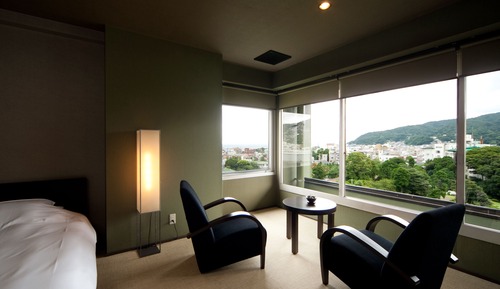 Twin Room, Corner