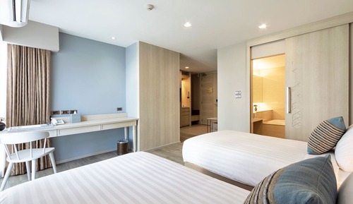 Deluxe Room, 2 Twin Beds, Pool View