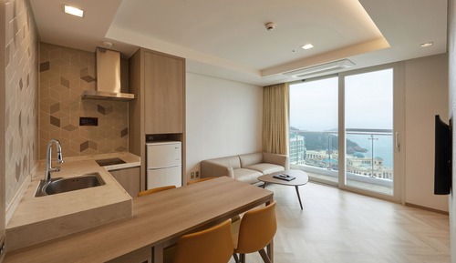 Resort Suite (Kitchen/Partial Ocean View/Bed)