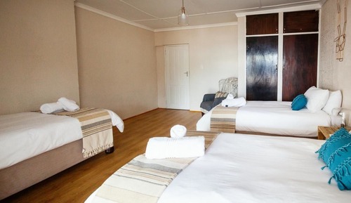 Room, Shared Bathroom (5)