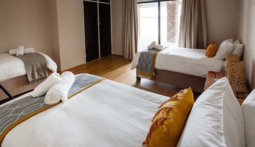 Room, Shared Bathroom (4)