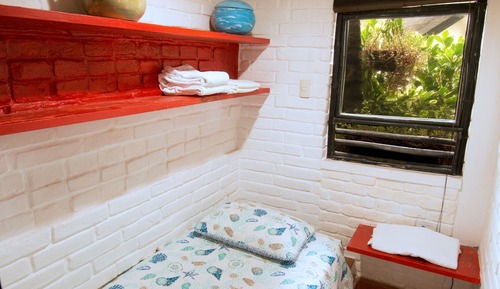 House, Multiple Beds (El polvorete)