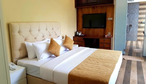 King Outdoor Pool Suite