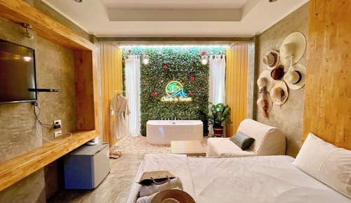 Deluxe Room, 1 King Bed, Non Smoking, Bathtub
