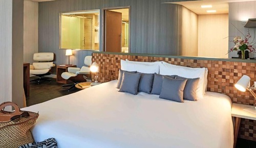 Deluxe Studio Suite, 1 King Bed, Sea View