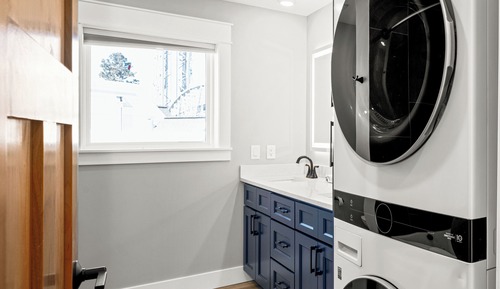 Luxury Apartment, 2 Bedrooms, Pets Allowed, Lake View