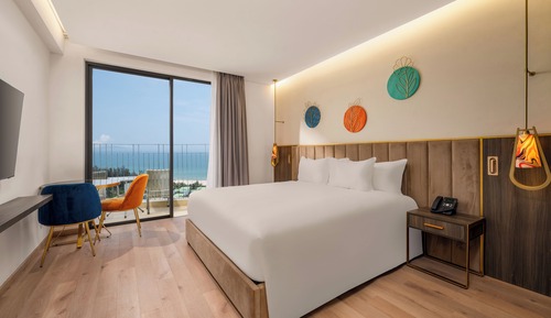 Classic Ocean View King Room with Bathtub