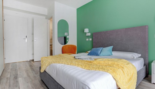 Room, Balcony