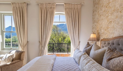 One Bedroom Lake View Villa 18