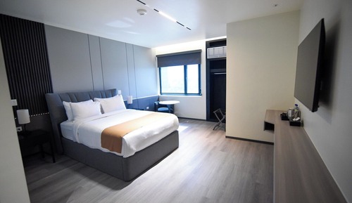 Deluxe Queen Room