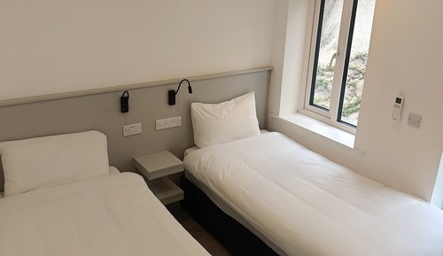 Deluxe 1 Bedroom Apartment Twin