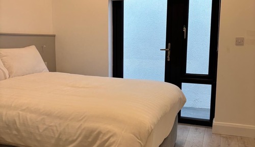 Deluxe Town Centre 1 Bedroom Apartment for 3