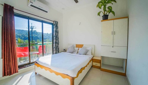 Comfort Room, Pool View