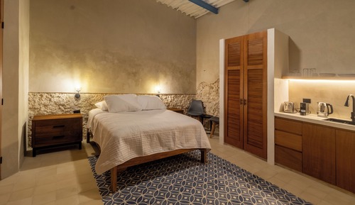 Signature Room, 1 Queen Bed, Non Smoking, Private Bathroom