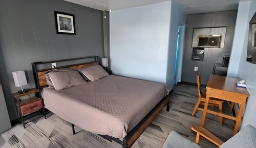 Standard Single Room, 1 Queen Bed, Mountain View