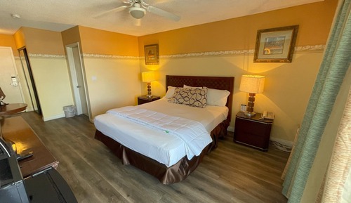 Deluxe Room, 1 King Bed, Refrigerator & Microwave