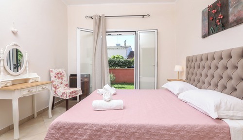 Comfort House, Garden View