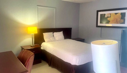 Standard Room, 1 Queen Bed, Non Smoking, Refrigerator & Microwave