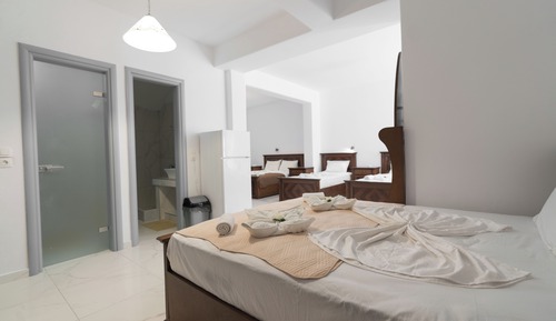 Grand Room, Multiple Beds, 2 Bathrooms, Pool View