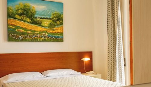 Matrimoniale doccia comfort con balcone e vista mare parziale