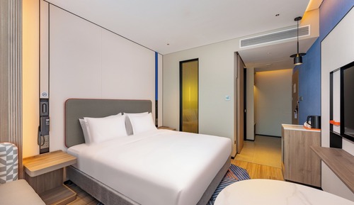 1 King Standard Extra Floor Space