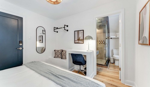 Junior Room, 1 King Bed, Non Smoking, Private Bathroom
