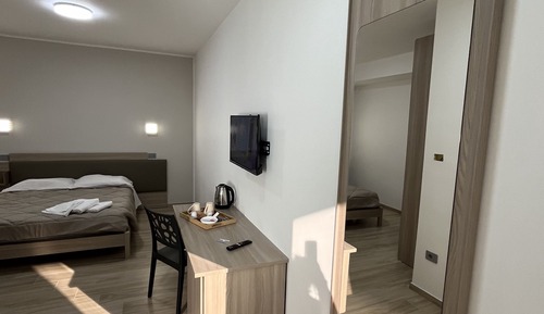 Basic Room, 1 King Bed, Non Smoking, Ensuite
