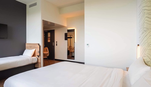 Triple Room, Roll-in Shower