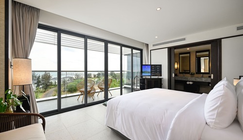Junior Suite, 1 King Bed, Garden View
