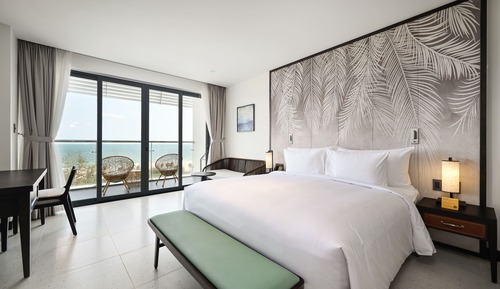 Deluxe Room, 1 King Bed, Garden View