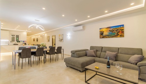 Family Apartment, 3 Bedrooms (A Spacious & Modern Apart by the sea)