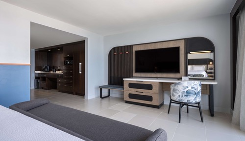 Suite, 1 King Bed, Accessible, Bay View (Corner)