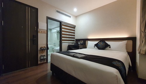 Deluxe Double Room, 1 Queen Bed, Bathtub, City View