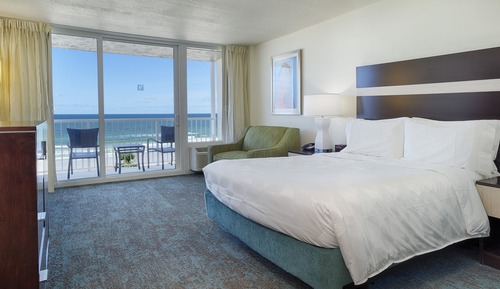 Room, 1 Queen Bed, Roll-in Shower, Non Smoking (Comm, Roll-In Shower, Pool View)