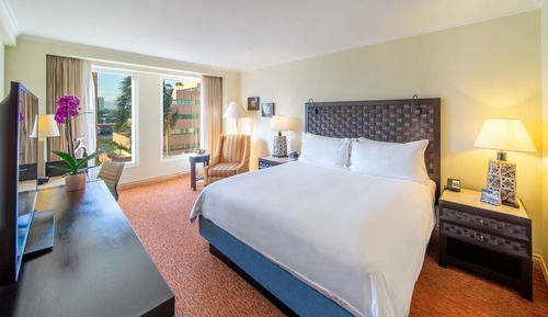 Junior Suite, 1 King Bed, Club Lounge Access, Pool View